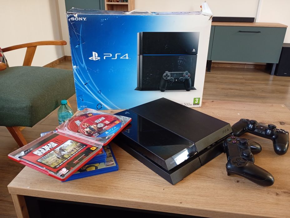 Playstation 4 с два джойстика и 4 игри