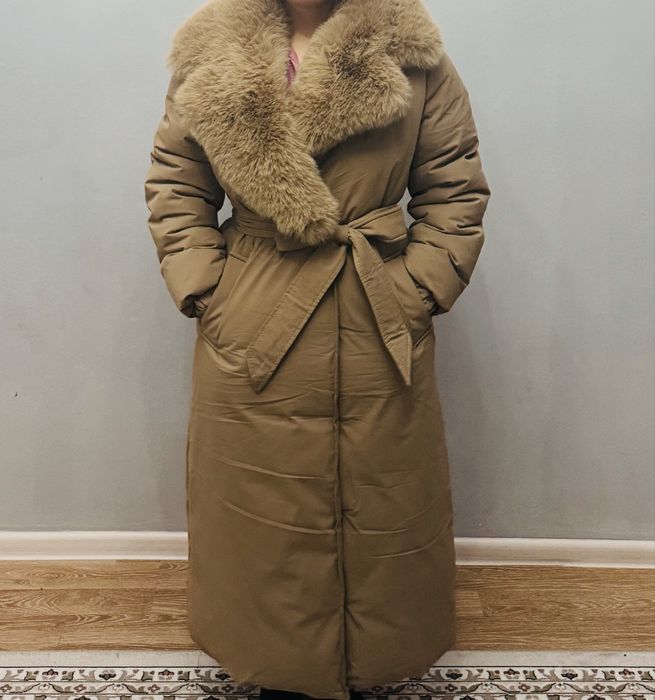 Зимнее тёплое пальто с меховым воротником!
