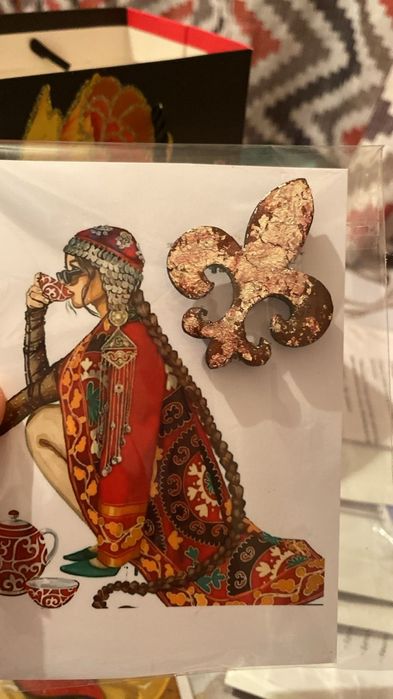 Этно-стильдегі брошь