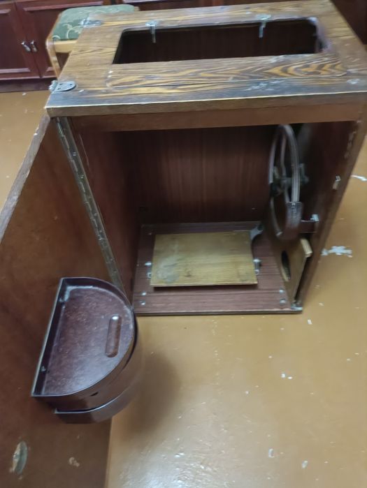 Продаётся швейная машинка чайка 3 состояние рабочее.