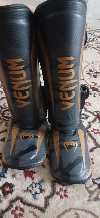 Продам шлем и футы