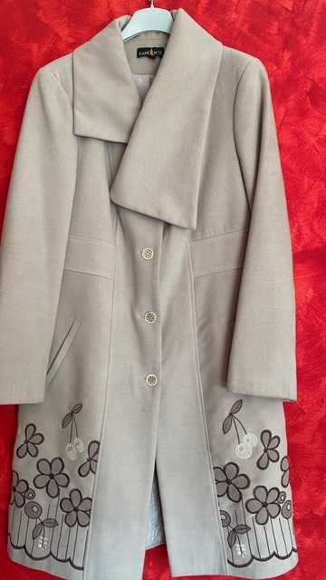 Palton lung bej cu flori marime 44