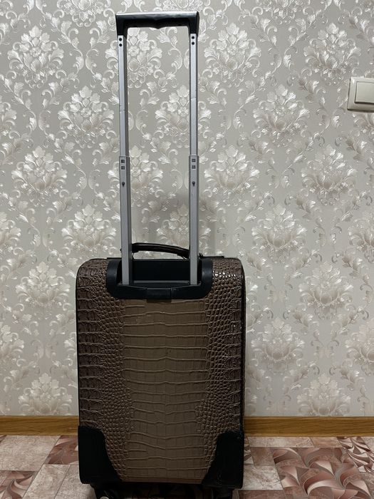 Продам чемодан на колесиках