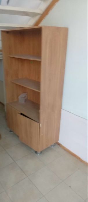 Шкаф, за два шкафа цена 600 тыс сум. Вместительный, удобные полки и от