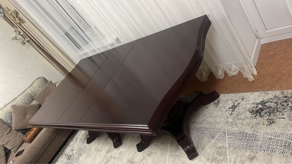 Большой стол для гостей