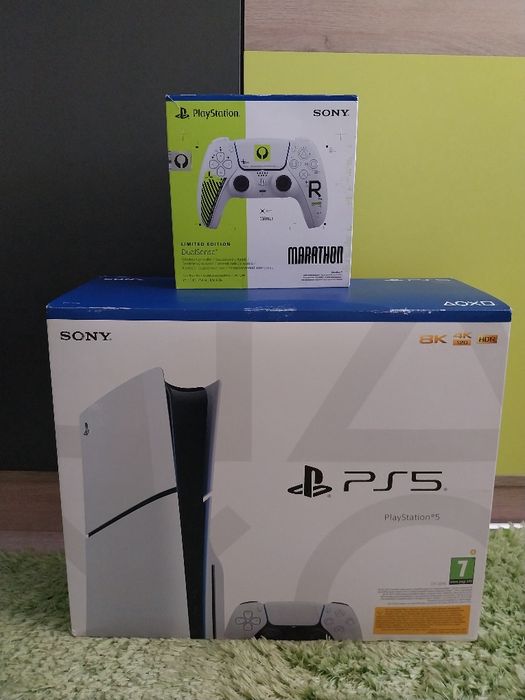 Продавам ps5 slim disk edition 1TB с 2 джойстика и 10 игри