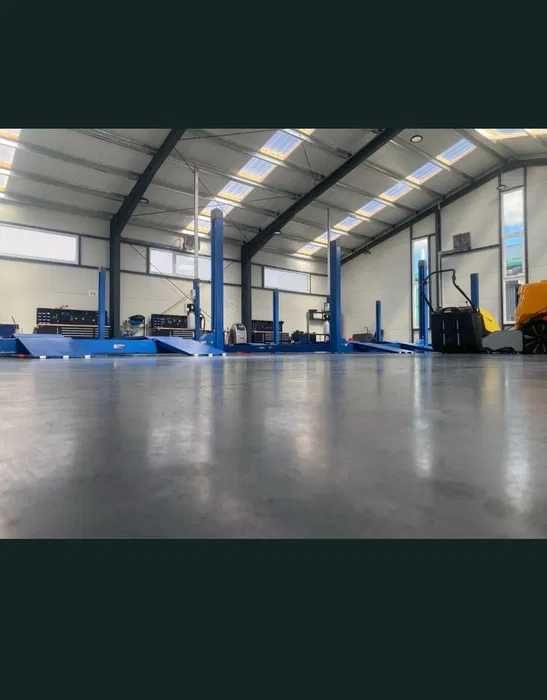 Vand hale si cladire birouri 950 mp utili