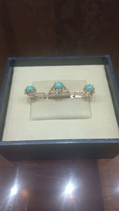 Золотой комплект с натуральной бирюзой.