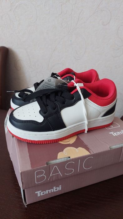 Продам детские кроссовки