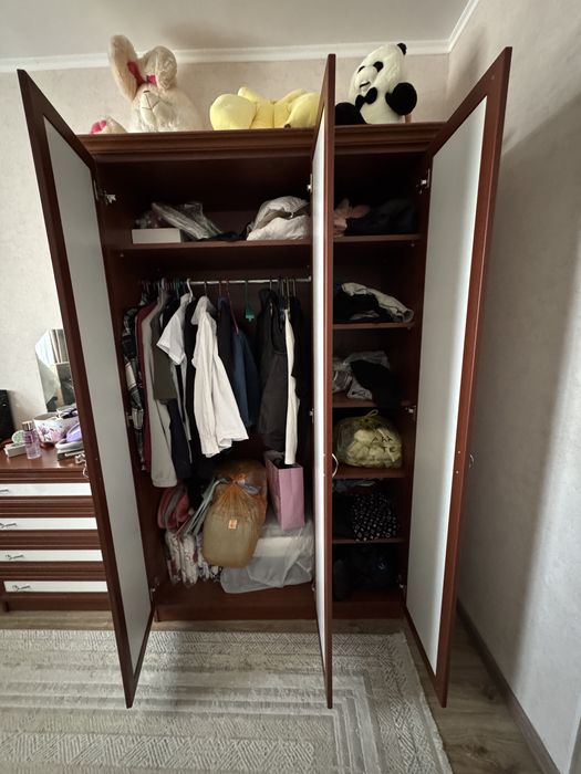 Спальная гарнитура и стол