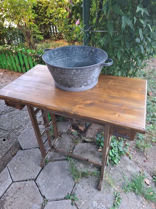 Дървена маса , подходяща и за градинска мивка