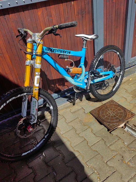 Bicicleta downhill commencal