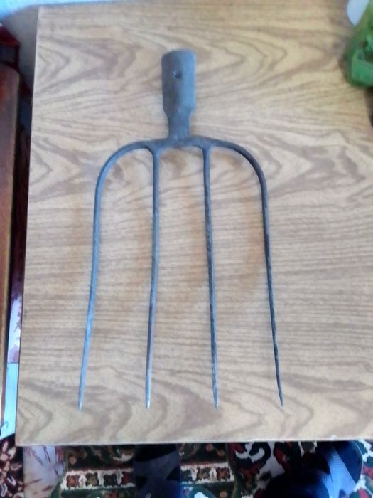 .вилы.лыжи палки