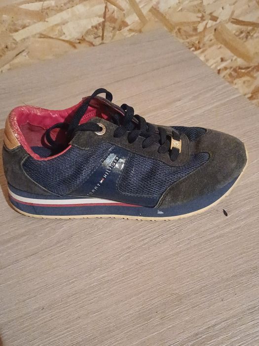 Vând adidași Tommy Hilfiger