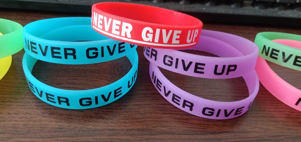 Силиконова гривна с релефен надпис Never give up