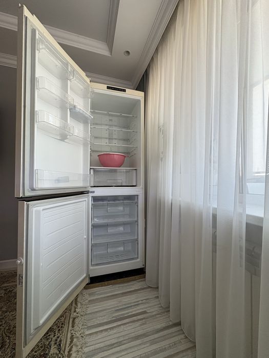 Холодильник LG бежевый