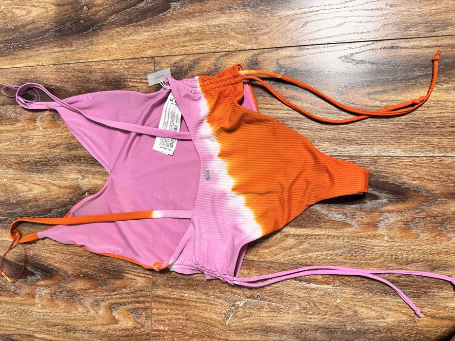 Costum de baie nou cu eticheta
