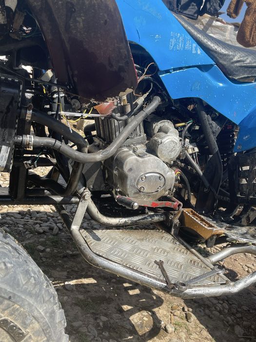 Vand atv de 200cc  in stare forte buna    Vand sau scimb   Are 4+1drepte  prinde 95km