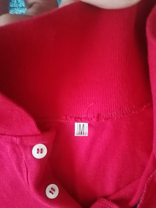 Продавам 3 броя нови тениски - размер М - на обща цена 15 лв.