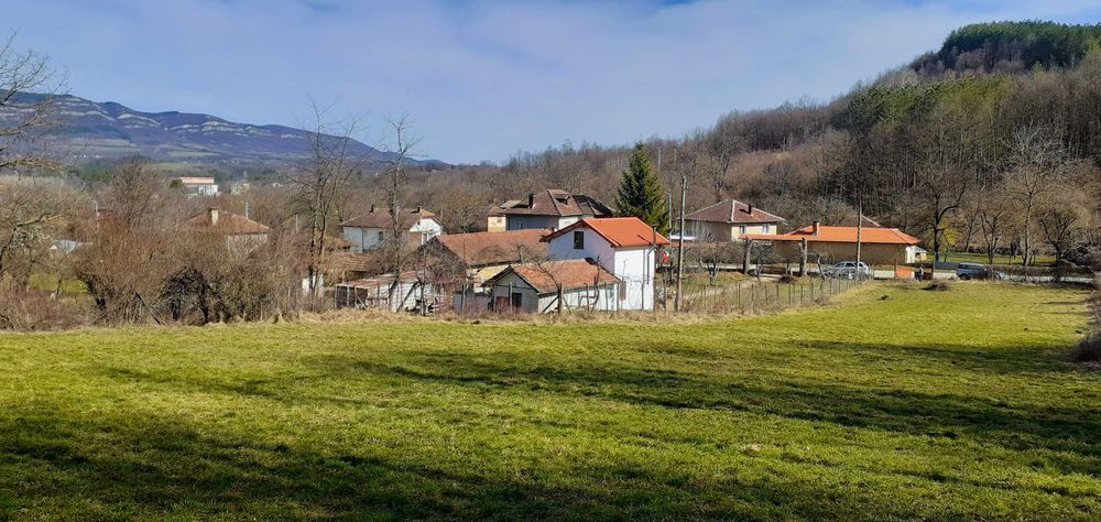 Продавам 1010 кв. м. в регулация и 2 декара зем. земя в с. Враниловци.