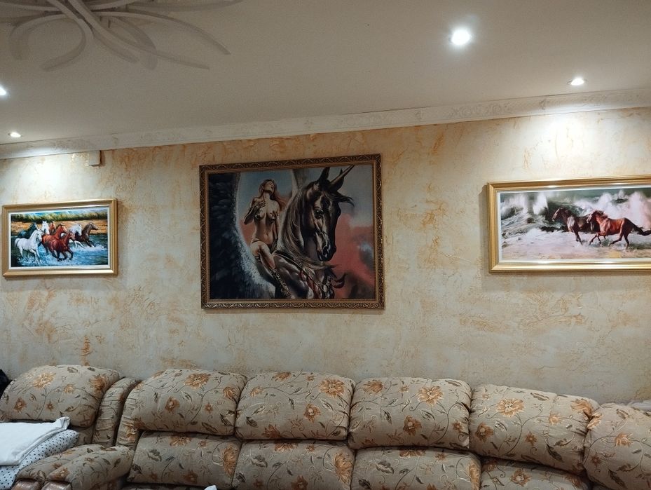 Ковер. Столик. Картины