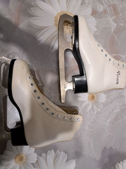 Продам коньки женские  фигурные