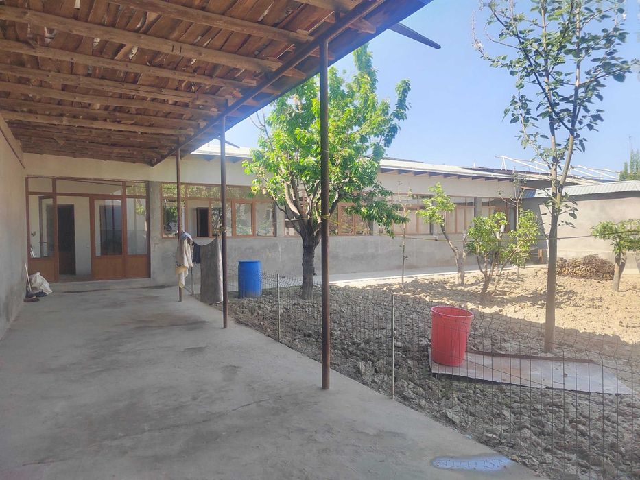 Toshkent tumanida Pabedada maxalasida 9 ta xonali  uchaska sotiladi.