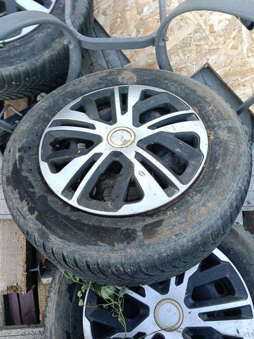 Vand 4 jante golf 4 cu tot cu capace