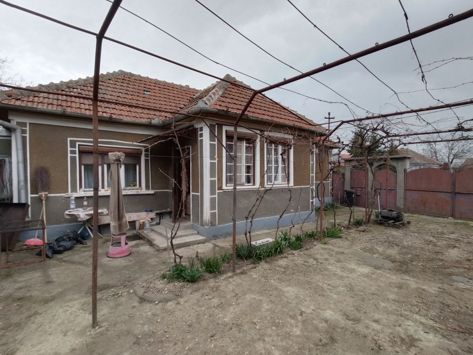 Vand casa cu anexe si teren generos in satul Rontau.