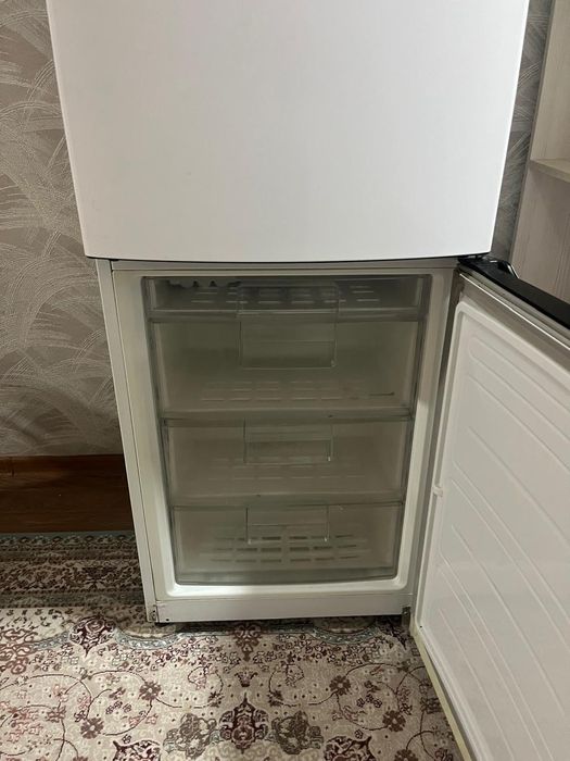 Холодильникkk LG