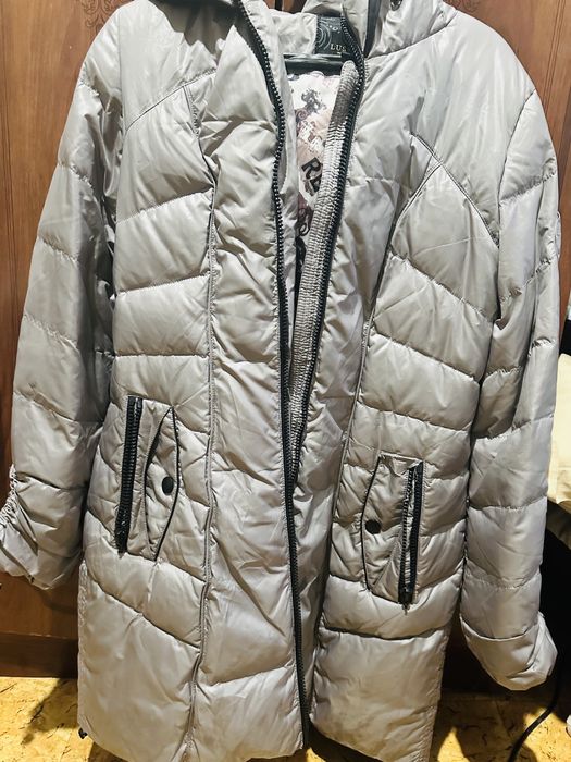 серая зимняя куртка