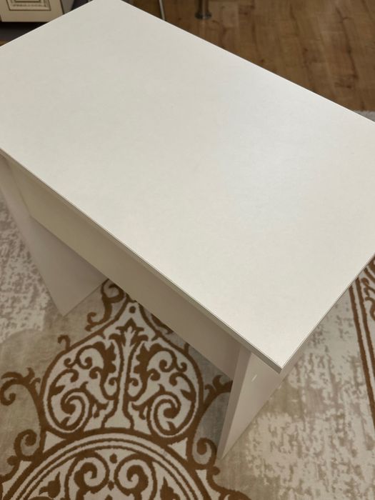 Белый стол в идеальном состоянии