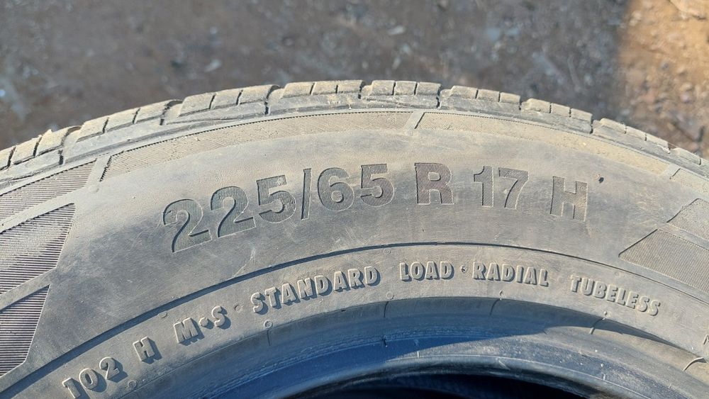 Продам б/у шины 225 65 R17.