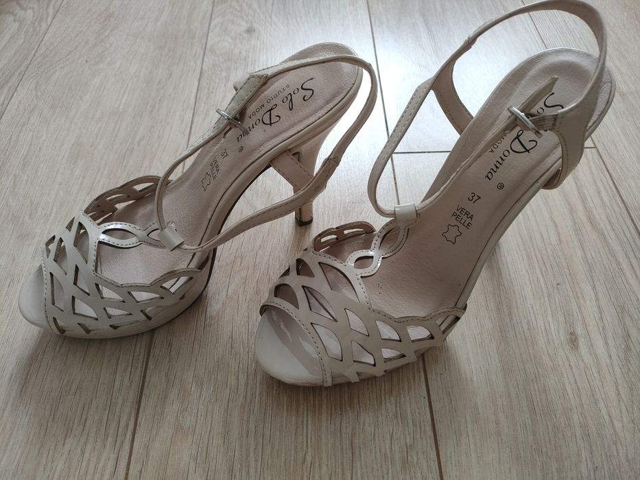 O pereche de sandale peep-toe din piele albă cu barete la gleznă, de l