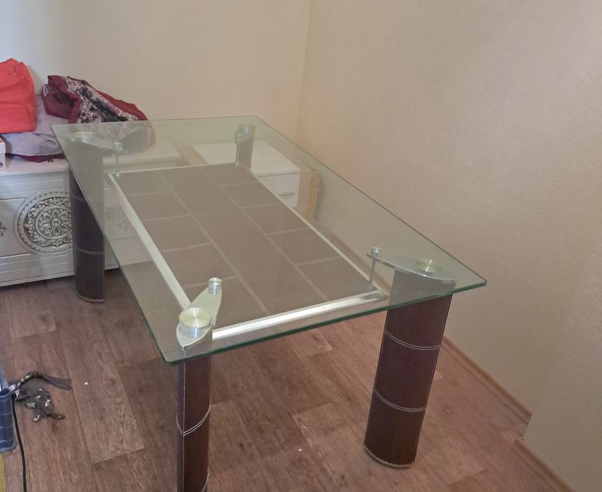 Стол и люстры в идеальном состоянии