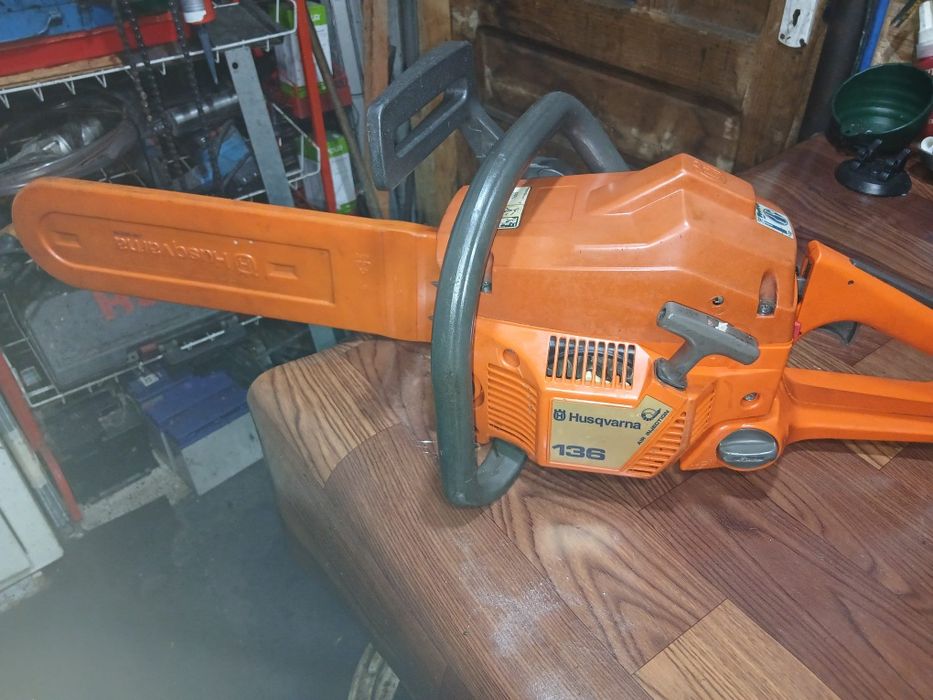 Husqvarna 136 funcționează perfect