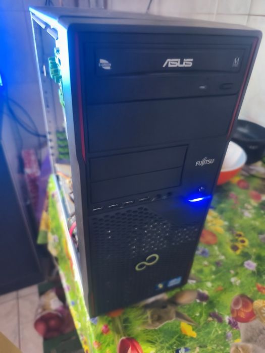 Vând Fujitsu i7 Windows instalat