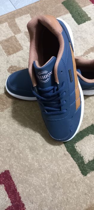 Кроссовки продам