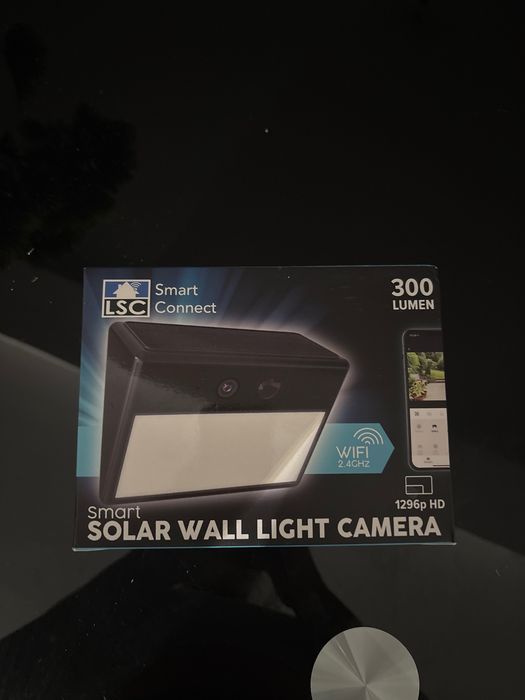 Cameră de supraveghere cu lanterna solară