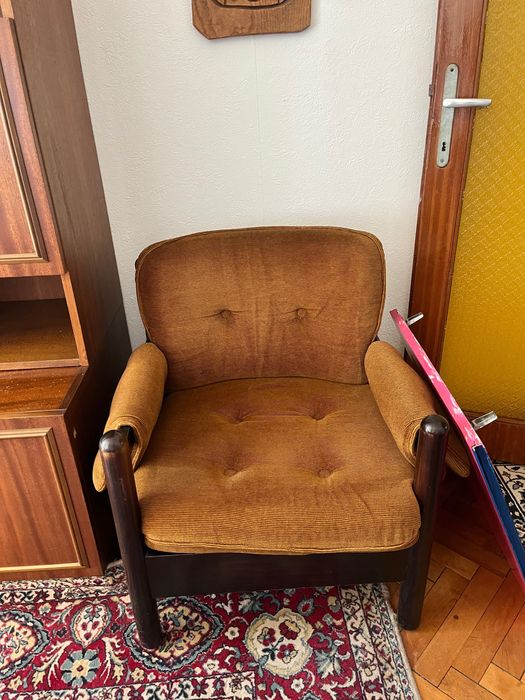 Диван, фотьойли, табуретки и ракла