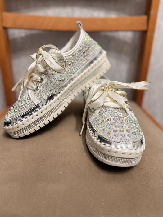 Роскошные кеды со стразами  (новые)