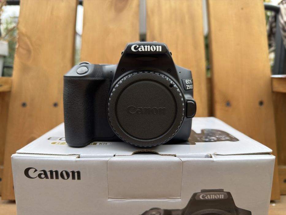 Фотоаппарат Canon EOS 250D