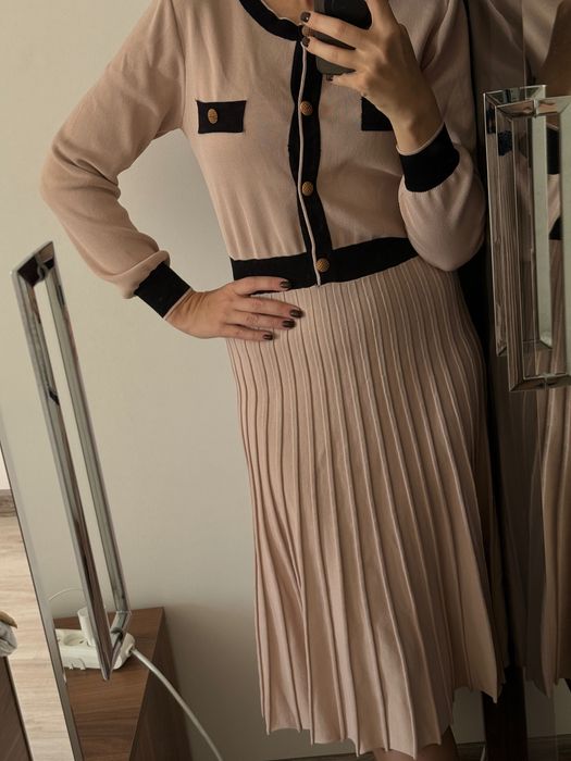 Платье длины миди утепленное