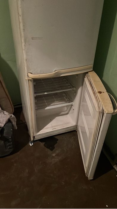Продам холодильник двухкамерный