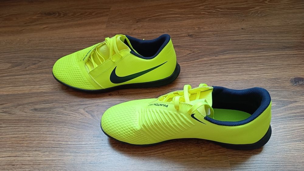 Ghete de fotbal nike phantom