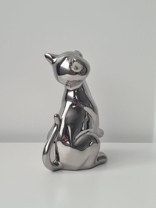 Сребриста декоративна фигурка котка