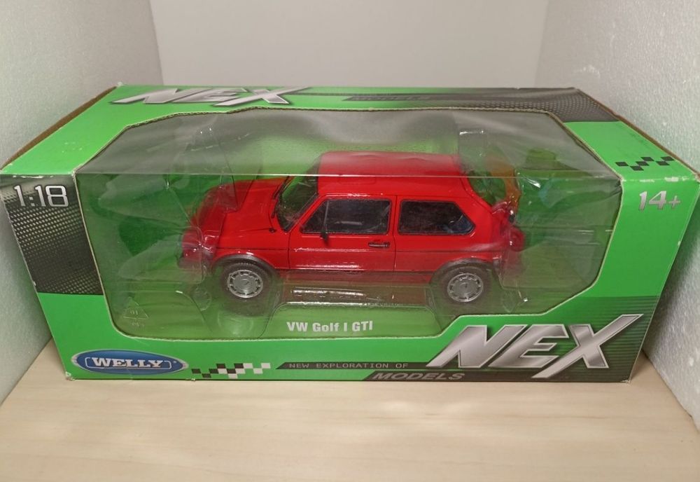 Volkswagen 
Scara 1:18
Welly 

Fotografiile fac parte din descriere...