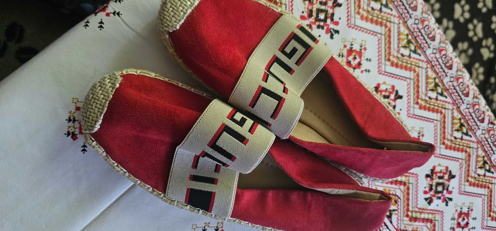 espadrile dama nr 37 scrie gucci pe ele