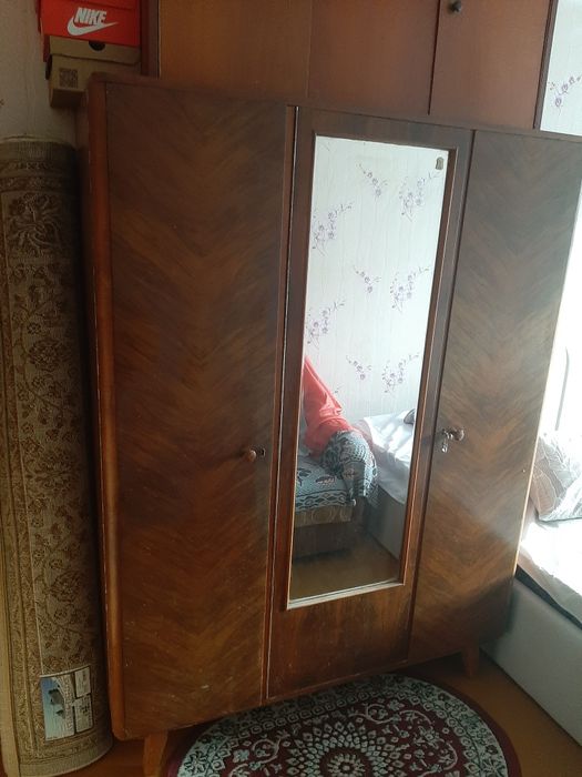 Продам старый шкаф