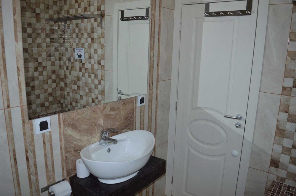 Дава се под наем Къща в с. Минерални бани, Област Хасково - 800 кв.м за 3060 € - Снимка #17